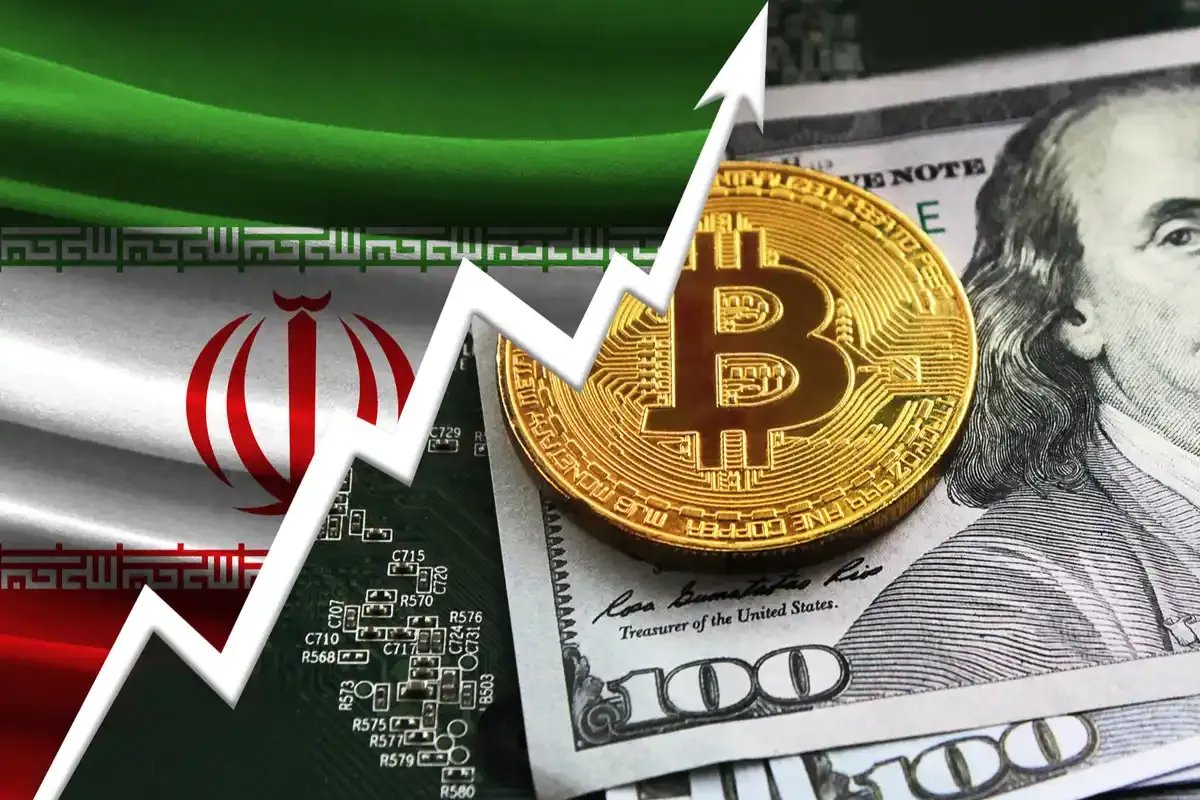 پرچم ایران در سمت چپ و دلار و بیت کوین در سمت راست نمودار رو به بالا قرار دارد.